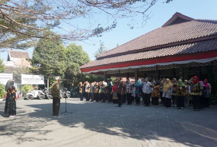 Hari Batik Nasional Disbudpar Bojonegoro Kompak Kenakan Batik